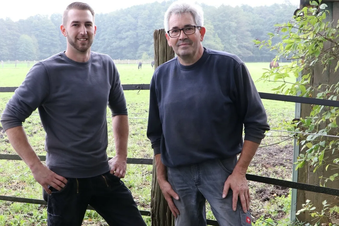 Michael Matlage (links) und Mathias Straßner (rechts) stehen für das Bild vor einer Weide.